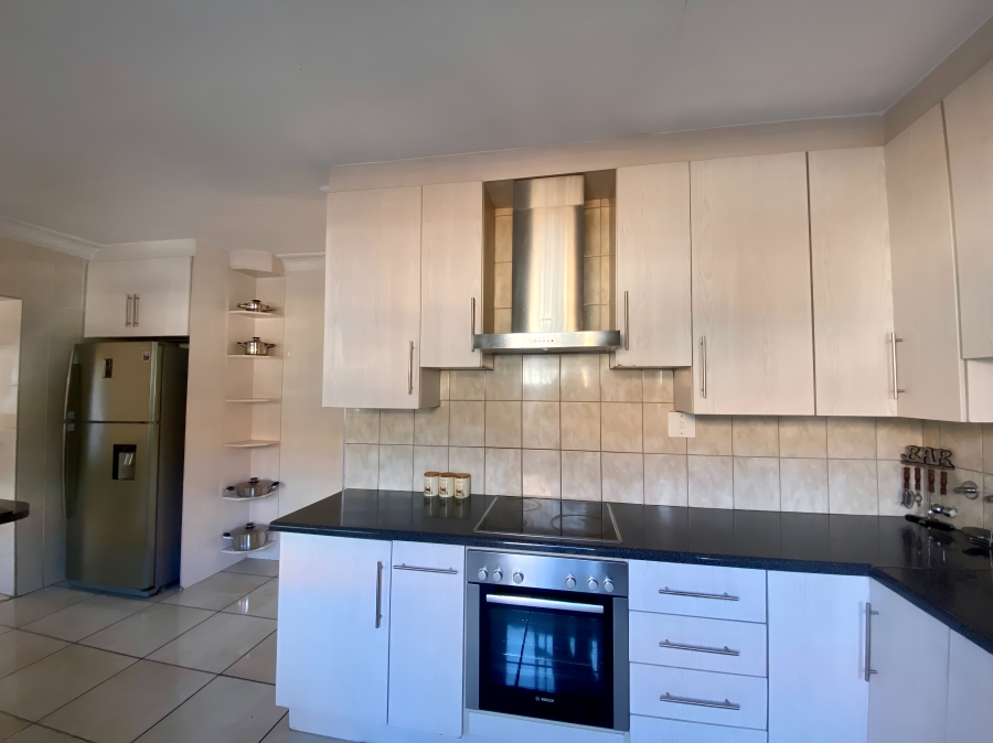 5 Bedroom Property for Sale in Heuwelsig North West